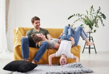 לרבוץ בסטייל: כך תעצבו את חדר המשפחה החדש שלכם