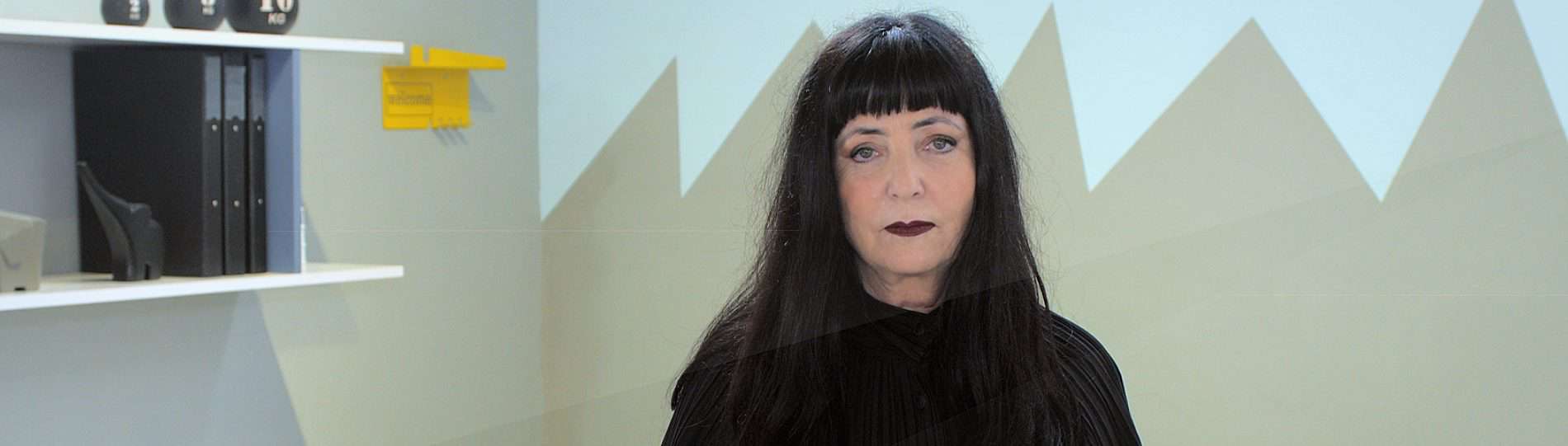 מדברות על הכוח הנשי: שיחה עם המעצבת אסתי דינור