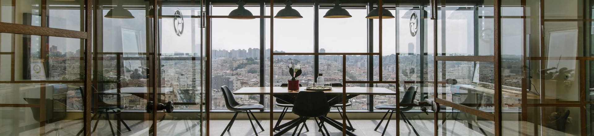 חם מהמפעל: עיצוב משרד במראה תעשייתי