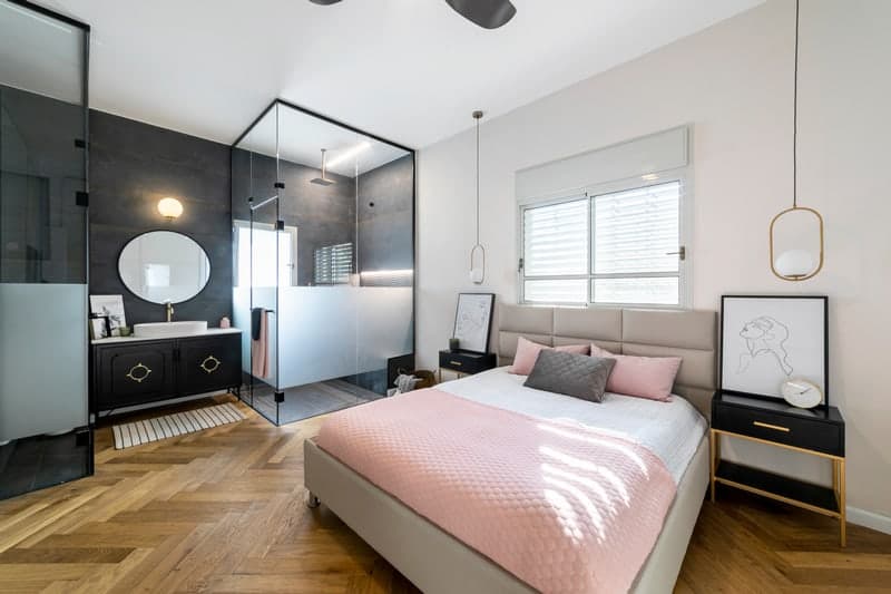 אמבטיה שקופה בחדר השינה