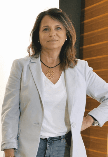 כשהעץ הוא חלק מעיצוב הבית – שיחה עם המעצבת סיסי זיו באולם התצוגה של זדקה
