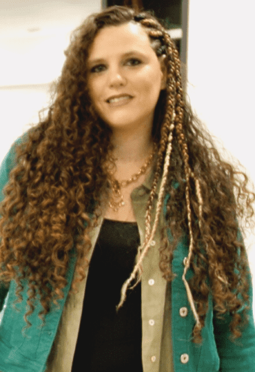 כשהעץ הוא חלק מעיצוב הבית – שיחה עם המעצבת ליאת מנדלסון באולם התצוגה של זדקה