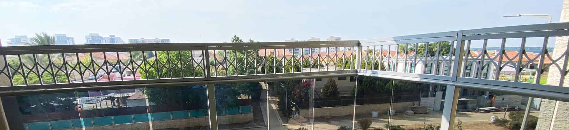 החשיבות של הגבהת מעקה למי שגר בבניין עם מרפסת