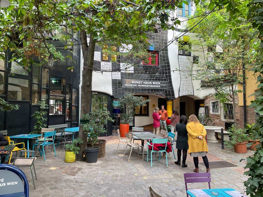 חגיגה של צבעים בחצר בית הקפה במוזיאון קונסטהאוס