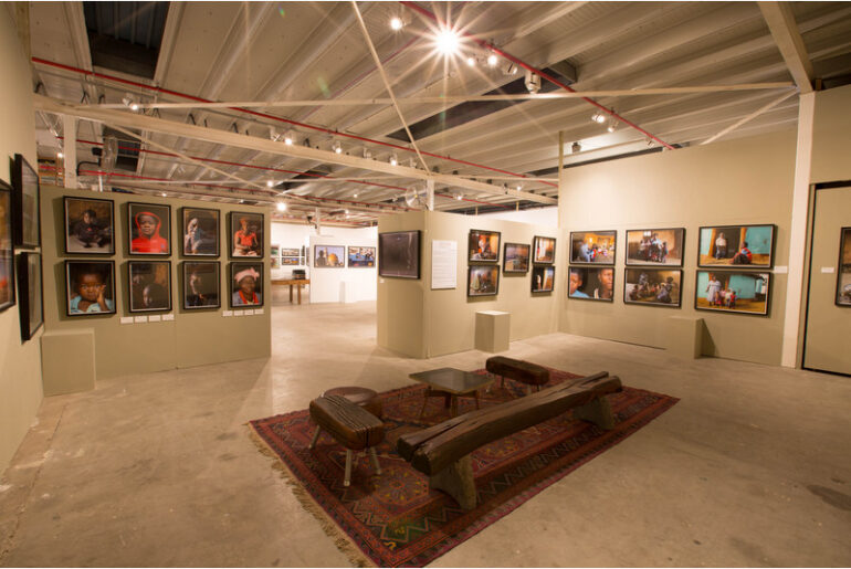 ART AND ABOUT GALLERY : אמנות חוצת גבולות