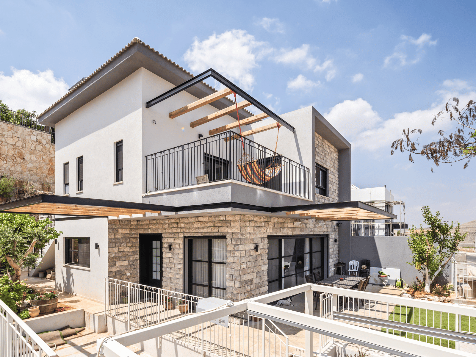 מתחברים לנוף של נחל שילה עם ריצוף וחיפוי באבן טבעית