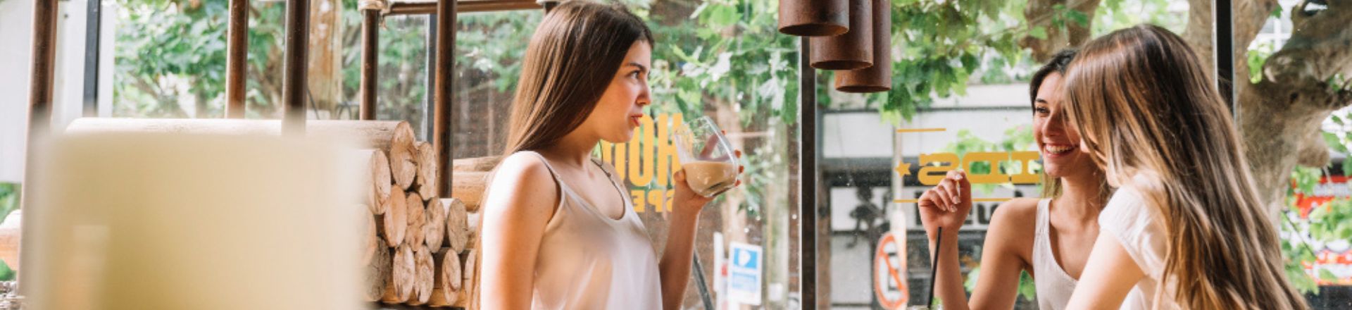 הפסיכולוגיה של עיצוב מסעדות: כיצד החלל משפיע על חווית האוכל?