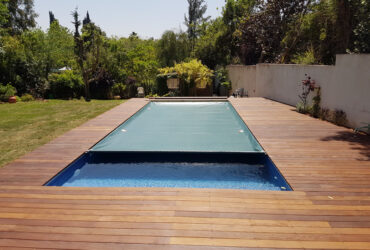 קופצים למים: המדריך המושלם לכיסויי בריכה בטיחותיים ואוטומטיים