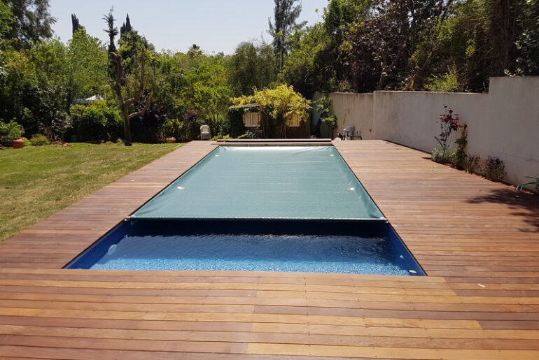 קופצים למים: המדריך המושלם לכיסויי בריכה בטיחותיים ואוטומטיים