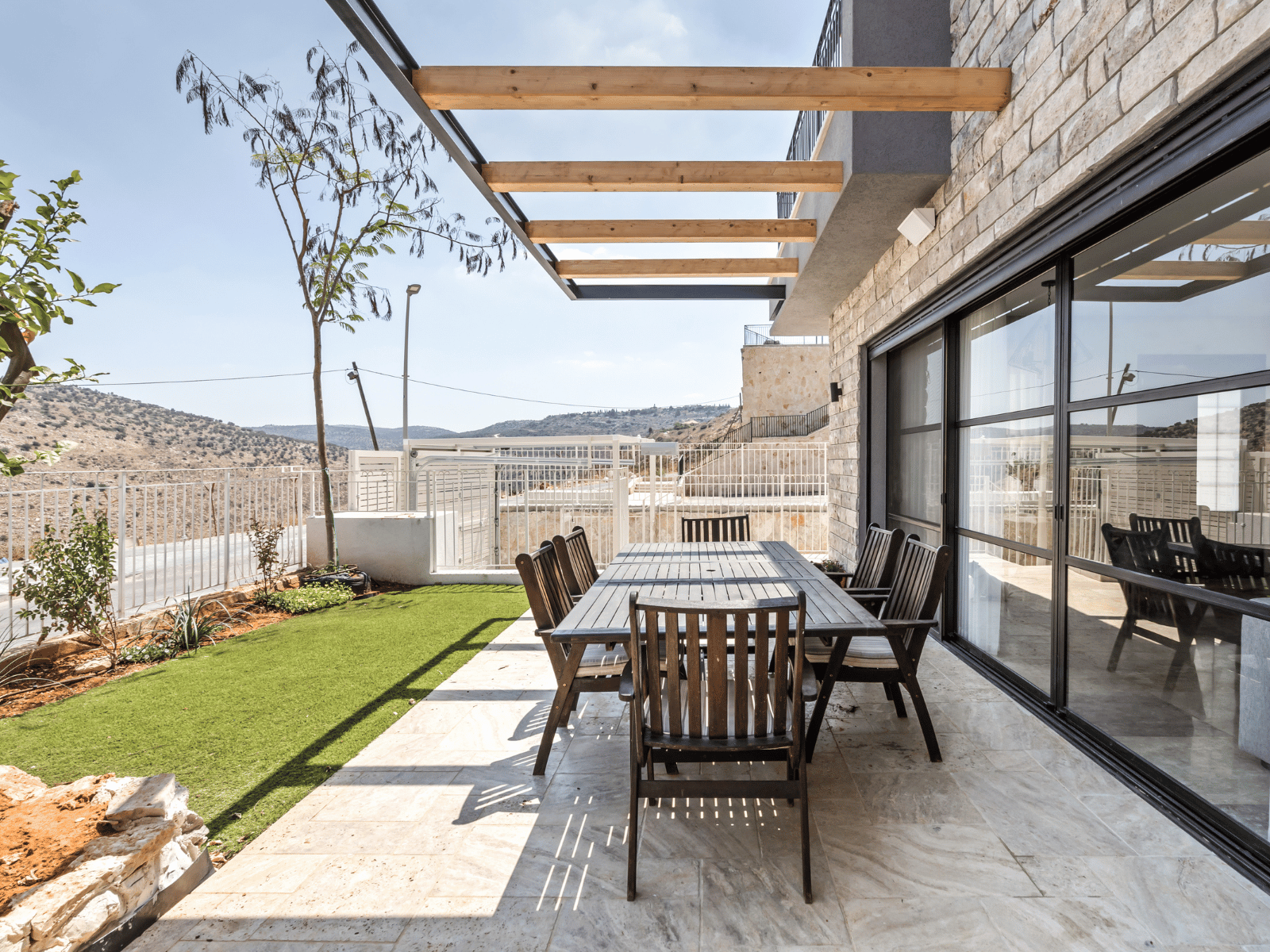מתחברים לנוף של נחל שילה עם ריצוף וחיפוי באבן טבעית