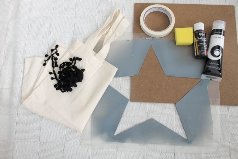 DIY: כך תמחזרו תיק בד לכדי כרית מעוצבת