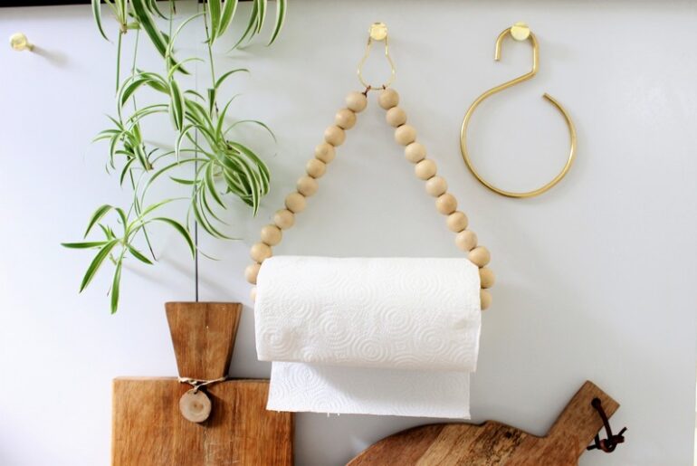 DIY: מתלה חרוזים לגליל הנייר שיחסוך לכם מקום על השיש