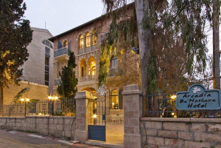 עיצוב בדרכים: המלון העתיק בלב המושבה היוונית