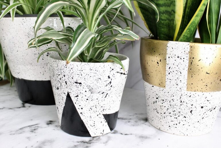 DIY: כלי קרמיקה לעציצים בשיק שחור לבן