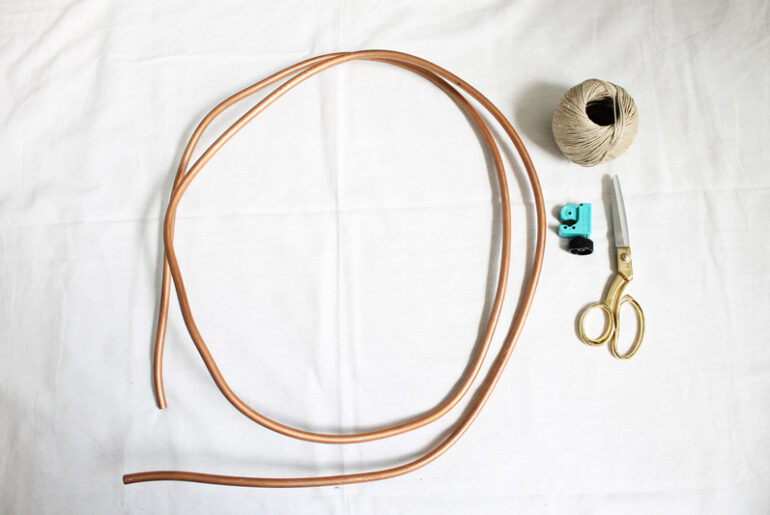 DIY: כך תתלו צעיפים בסטייל