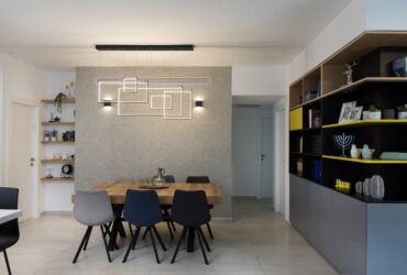 הרהיט שגנב את ההצגה: מצד אחד ספרייה, מצד שני שידת מגורים