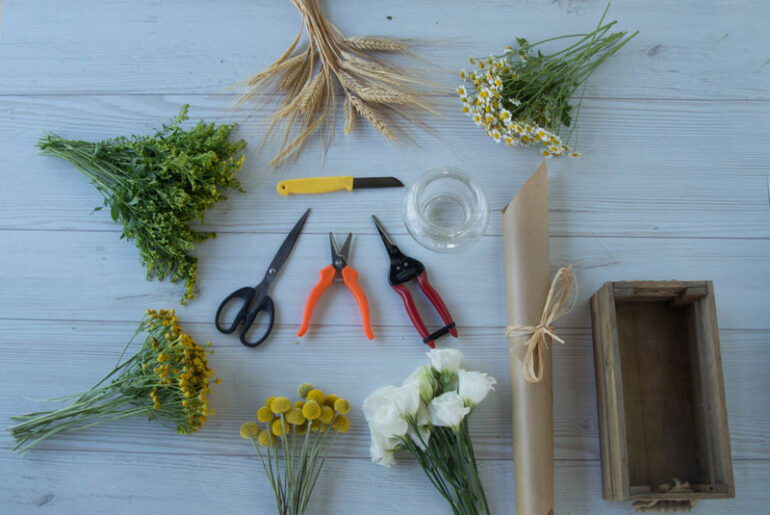 DIY: מרכז שולחן לשבועות מפרחים כפריים ופירות העונה
